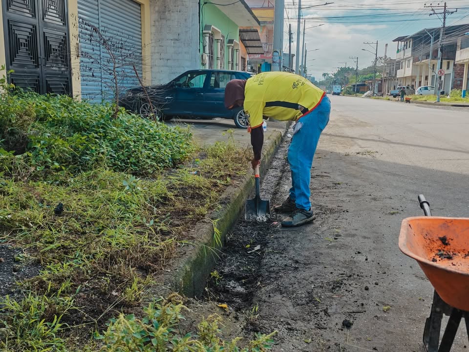 El Triunfo: Limpieza de cunetas en Av. 9 de Octubre para blindarse ante el Niño