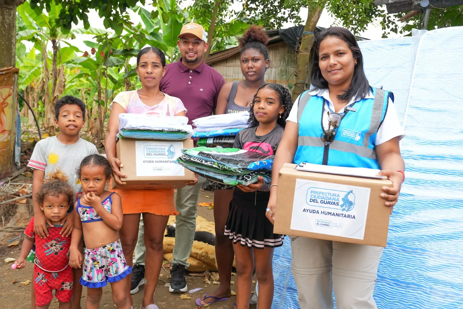 El Triunfo: Prefectura del Guayas entrega kits a familia en sector Los Arbolitos