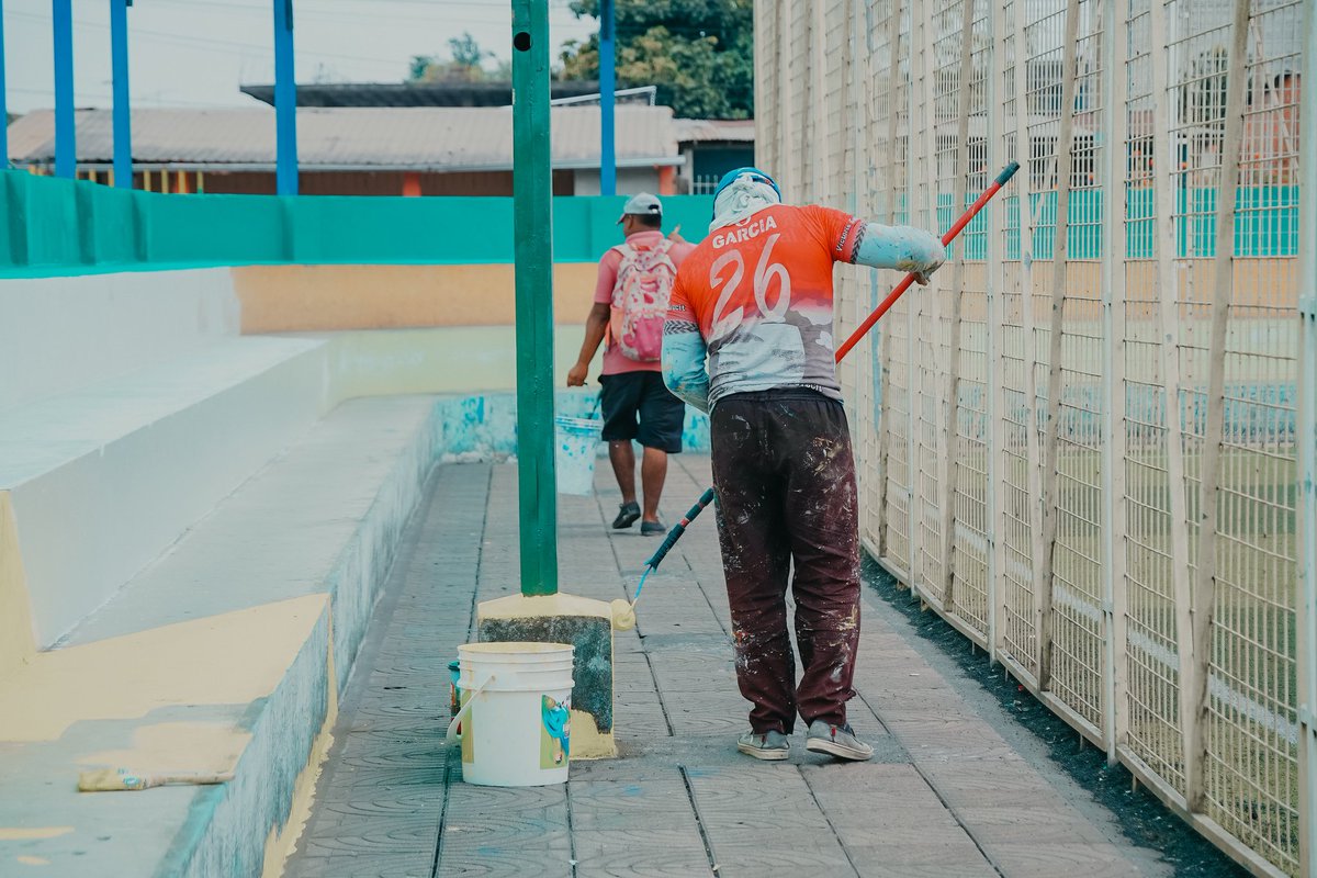 El Triunfo: Obreros municipales limpian cancha en Ciudadela 12 de Agosto