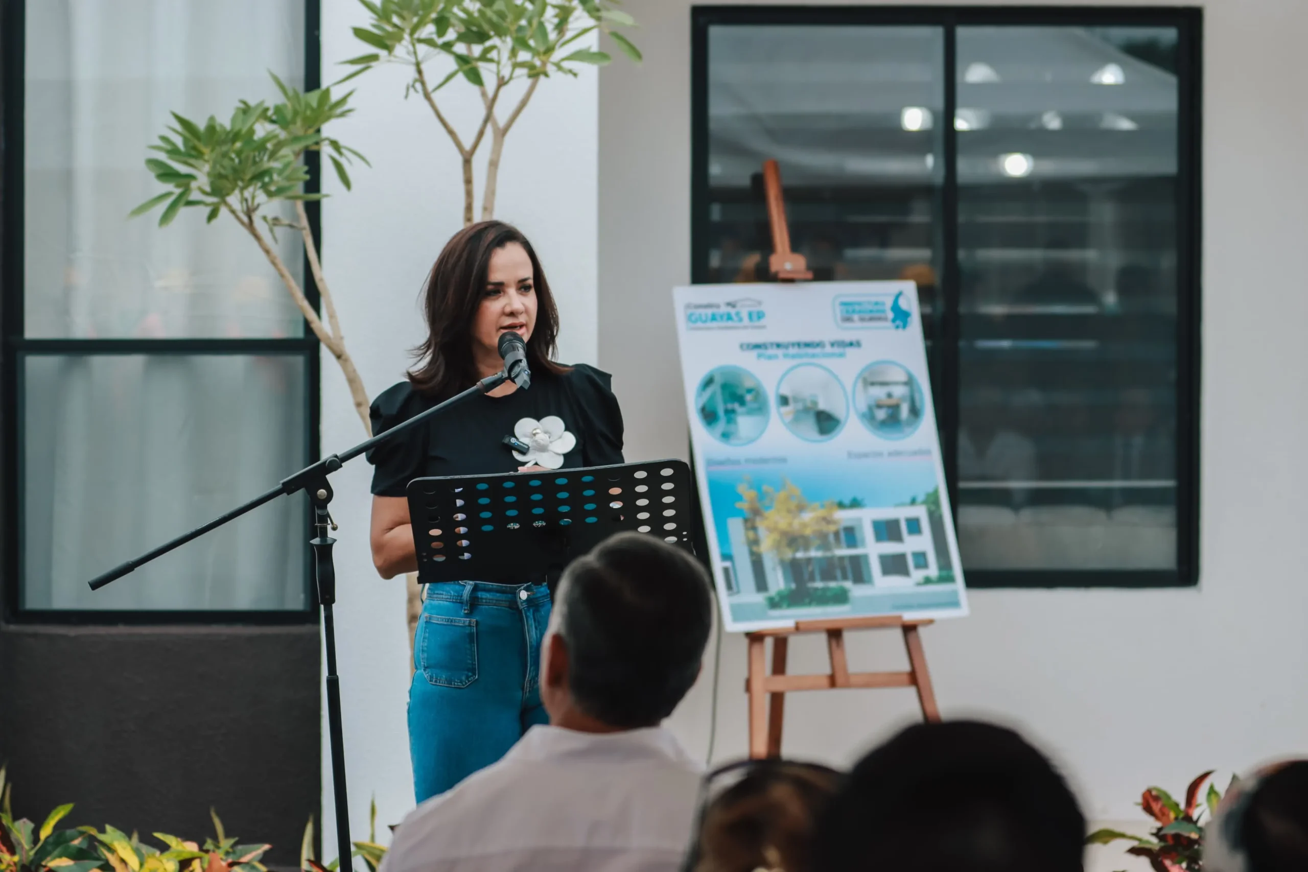 Prefectura del Guayas entrega primera casa modelo en El Triunfo y apoya a bananeros