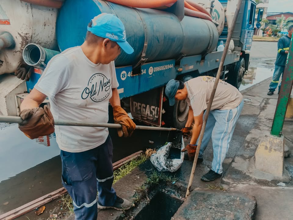 El Triunfo inicia limpieza de alcantarillas para prevenir inundaciones en temporada de lluvias