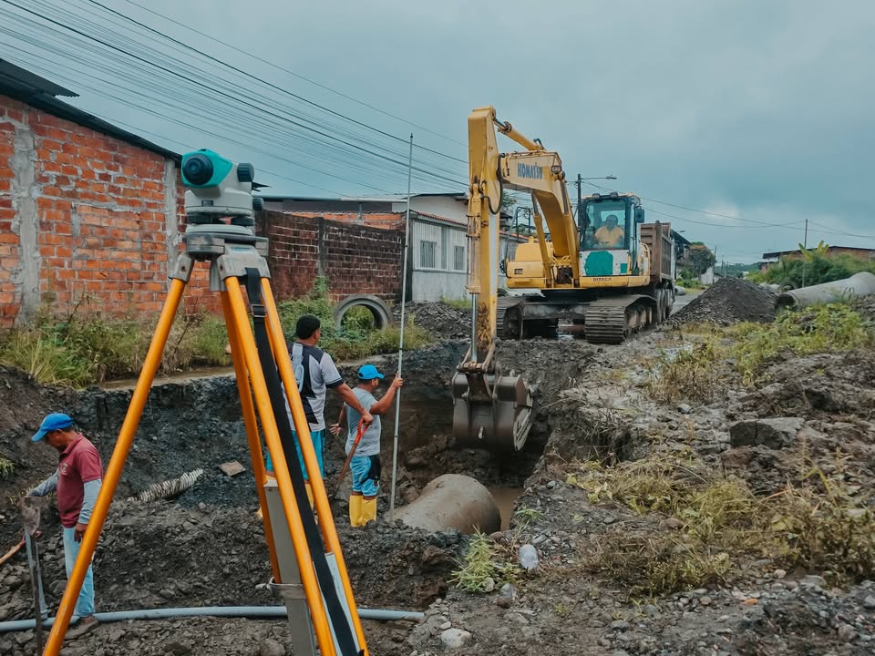 El Triunfo: Avanza instalación de tuberías para drenaje en La Carmela
