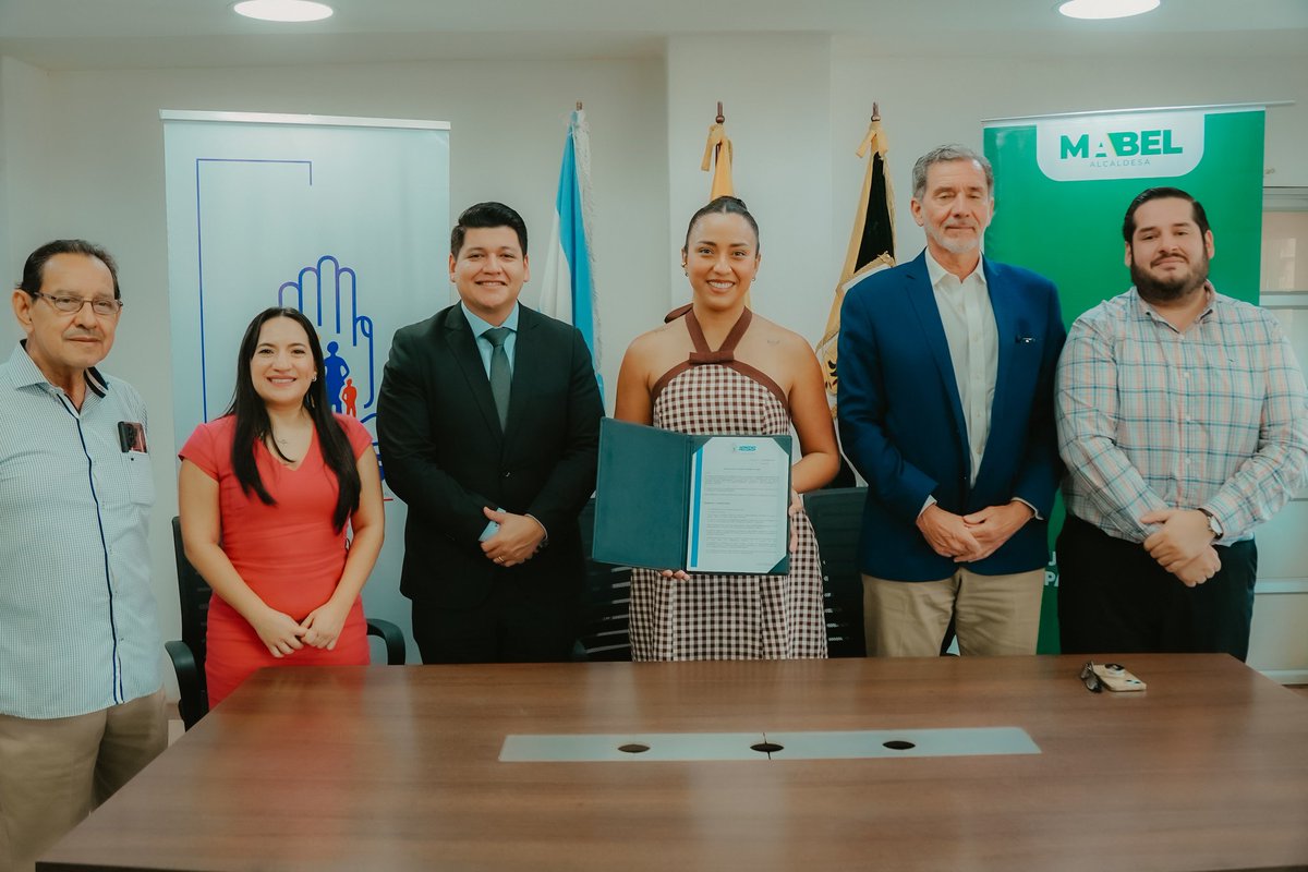 El Triunfo firma convenio con el IESS para proteger a sus trabajadores