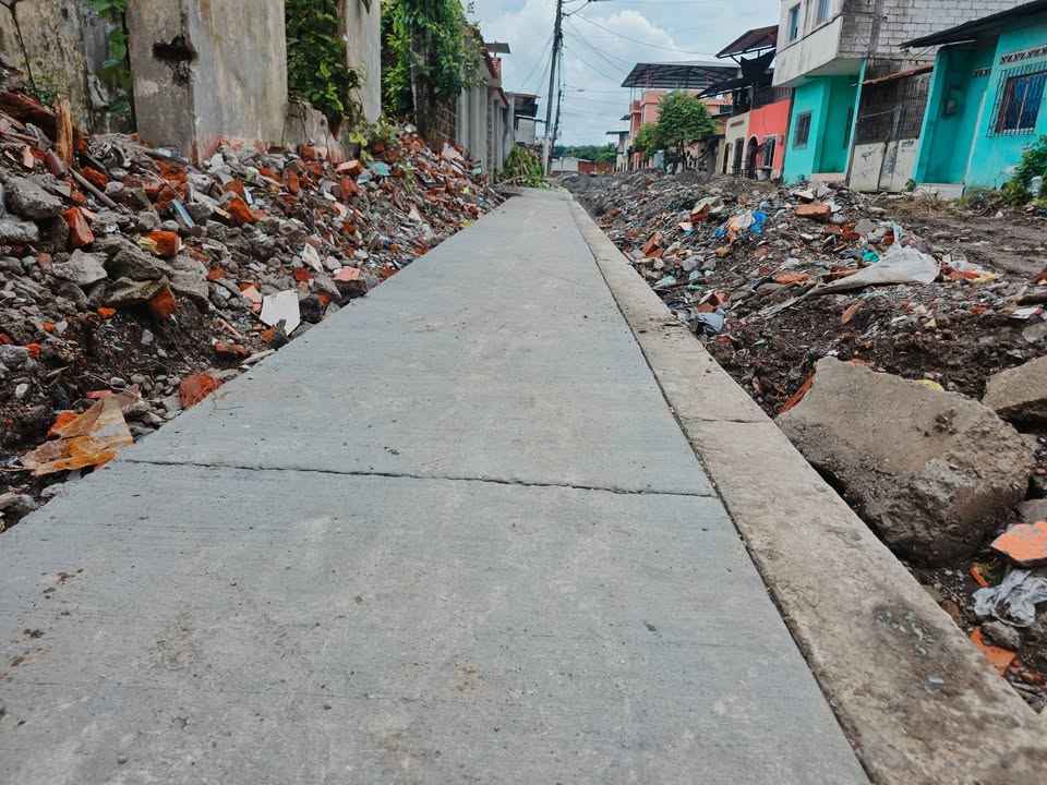 El Triunfo: Avanza el adoquinamiento y las aceras en Pedro Menéndez