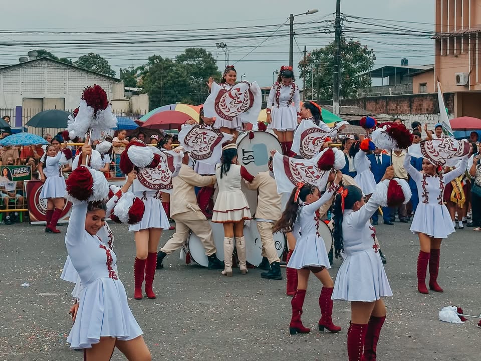 Unidades educativas de El Triunfo desfilaron por los 43 años del cantón