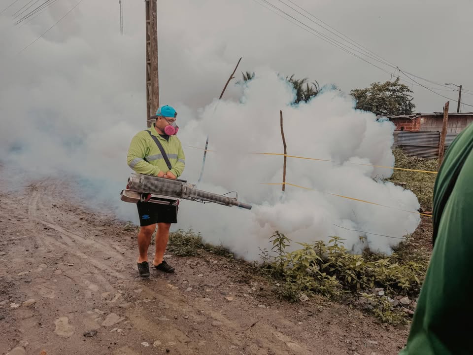 El Triunfo: La Alcaldía despliega fumigación contra el dengue en toda la ciudad