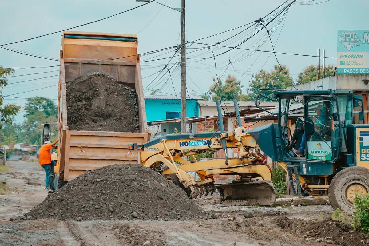 El Triunfo: Maquinaria municipal mejora vías en Ciudadela 25 de Agosto